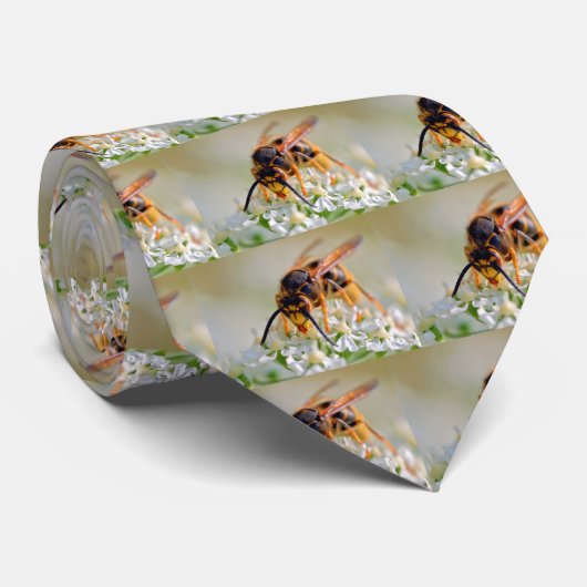 Wasp on white flower stropdas (Opgerold)