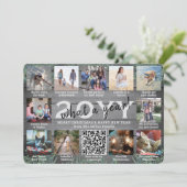 Wat een jaar! QR-code 12 Foto-Collage Wood & Pine Feestdagenkaart (Staand voorkant)