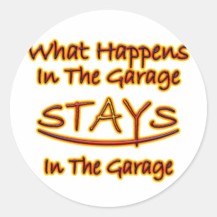 Wat er gebeurt in Garage Stays..heldere letters Ronde Sticker