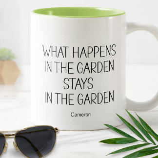 Wat er in de tuin gebeurt blijft humoristisch grap tweekleurige koffiemok