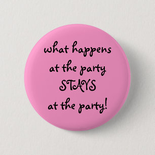 wat er op het feest gebeurt . . . ronde button 5,7 cm