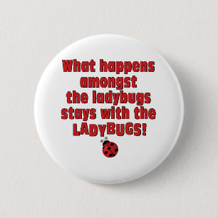 Wat gebeurt er? . . Ladybugs Ronde Button 5,7 Cm