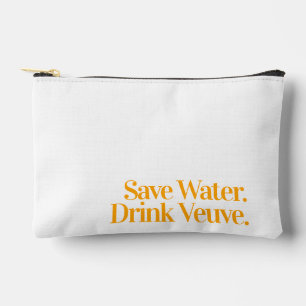 Water besparen. Drink Veuve. Kleine tas