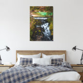 Water dat door het herfstbos stroomt canvas afdruk (Insitu (Slaapkamer))