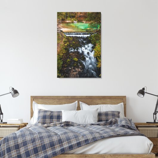 Water dat door het herfstbos stroomt canvas afdruk (Insitu (Slaapkamer))