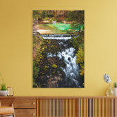 Water dat door het herfstbos stroomt canvas afdruk (Insitu (Woonkamer))