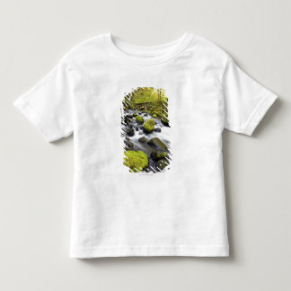 Water dat door met moss beklede raketten in een st kinder shirts