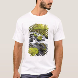 Water dat door met moss beklede raketten in een st t-shirt