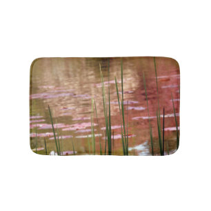 Water door middel van rode bathmat badmat