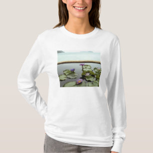 Water ligt in een vijver op zee t-shirt
