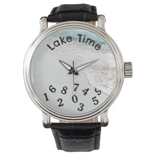 Water op witgekalkt hout horloge