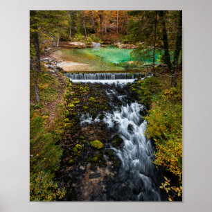 Water stromend door herfstbos poster