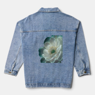 Waterbloemen met overlappende bloembladen en onder denim jacket