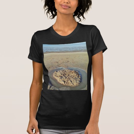 Watercirkel in zand op strand, zomertijd t-shirt (Voorkant)