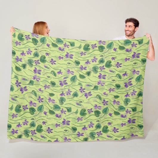 Watercolor violets on honey dew fleece deken (In situ)