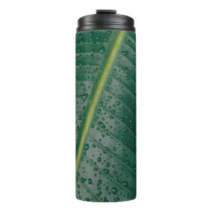 Waterdruppels op bananenblad thermosbeker