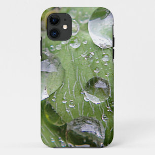 Waterdruppels op een groen blad iPhone 11 hoesje