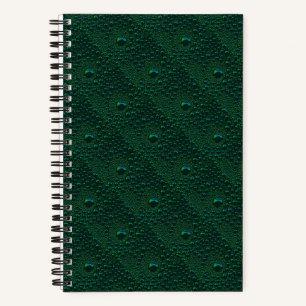 Waterdruppels op groen metaal notitieboek