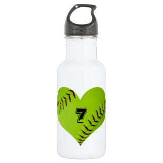Waterfles met hartvormige softball.