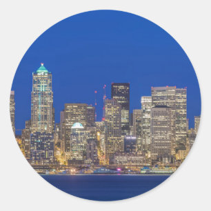 Waterfront en downtown skyline bij schemering ronde sticker