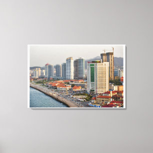 Waterfront met stadsbeeld van Yantai, Shandong Canvas Afdruk