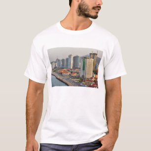 Waterfront met stadsbeeld van Yantai, Shandong T-shirt