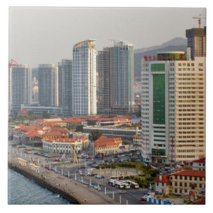 Waterfront met stadsprofiel van Yantai, Shandong Tegeltje