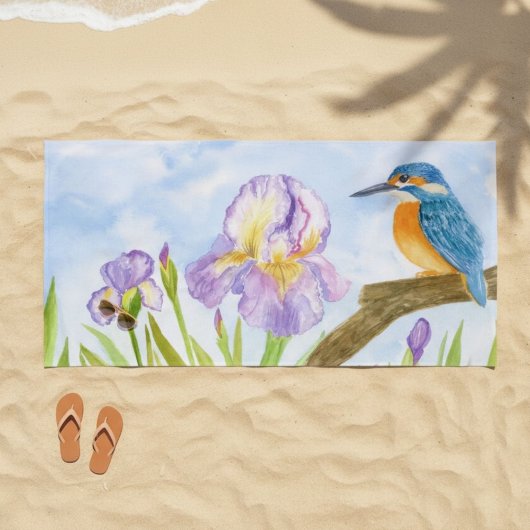 Waterkoningsvogel met paarse irissen strandlaken