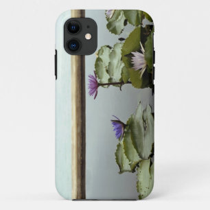Waterlelies in vijver bij oceaan iPhone 11 hoesje