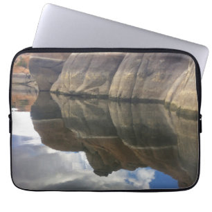 Waterreflectie Foto Watson Lake Striped Rocks Laptop Sleeve