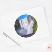 Waterval en regenboog ronde sticker (Envelop)