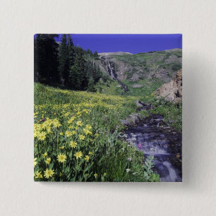 Waterval en wilde bloemen in alpiene weide, 2 vierkante button 5,1 cm