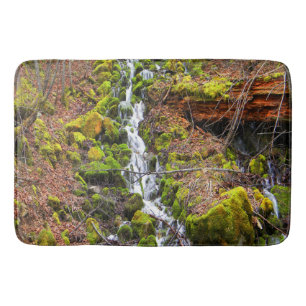 Waterval in bergbron..... badmat