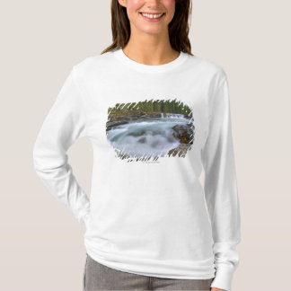 Waterval in de Schapenrivier in het Rocky-gebergte T-shirt