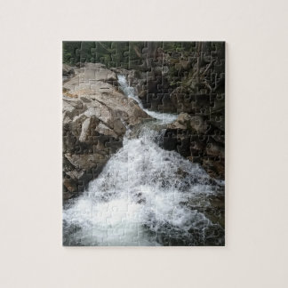 Waterval tussen rotsen puzzel