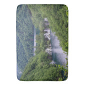 Watervalcascade met groen bos in Kroatië Badmat (Voorkant Verticaal)