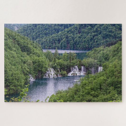 Watervalcascade met groen bos in Kroatië Legpuzzel (Horizontaal)