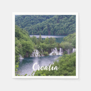 Watervalcascade met groen bos in Kroatië Servet