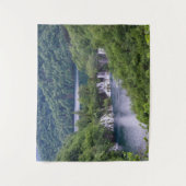 Watervalcascade met groen bos in Kroatië Wandkleed (Voorkant)