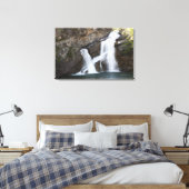 Watervallen die uit een rotsklimmer komen canvas afdruk (Insitu (Slaapkamer))