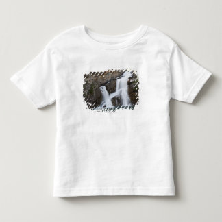 Watervallen die uit een rotsklimmer komen kinder shirts