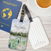 Waterverf Blauwe Paarse bloemenweide op de berg Bagagelabel