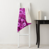 Waterverf Bloemen Patroon in Berry Magenta Sherpa Deken (In situ)