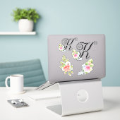 Waterverf bloemenschrift Monogram letter K Sticker (Laptop op bureau)