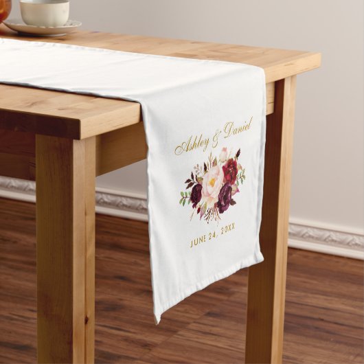 Waterverf Burgundy Floral Gold Wedding Medium Tafelloper (Voorbeeld)