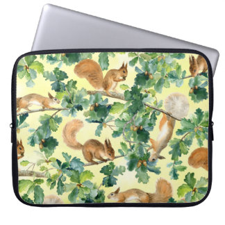 Waterverf eekhoorns, eiken naadloos patroon. laptop sleeve