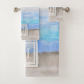 Waterverf Monogram Zee & Zandblauw en Tan Bad Handdoek (Insitu)