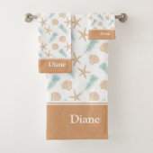 Waterverf Ocean Seashell Pattern met naam Bad Handdoek (Insitu)