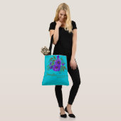 Waterverf Paarse Floral Monogrammed Canvas tas (Op model)