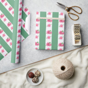 Waterverf roze en groene bloemen en strepen cadeaupapier